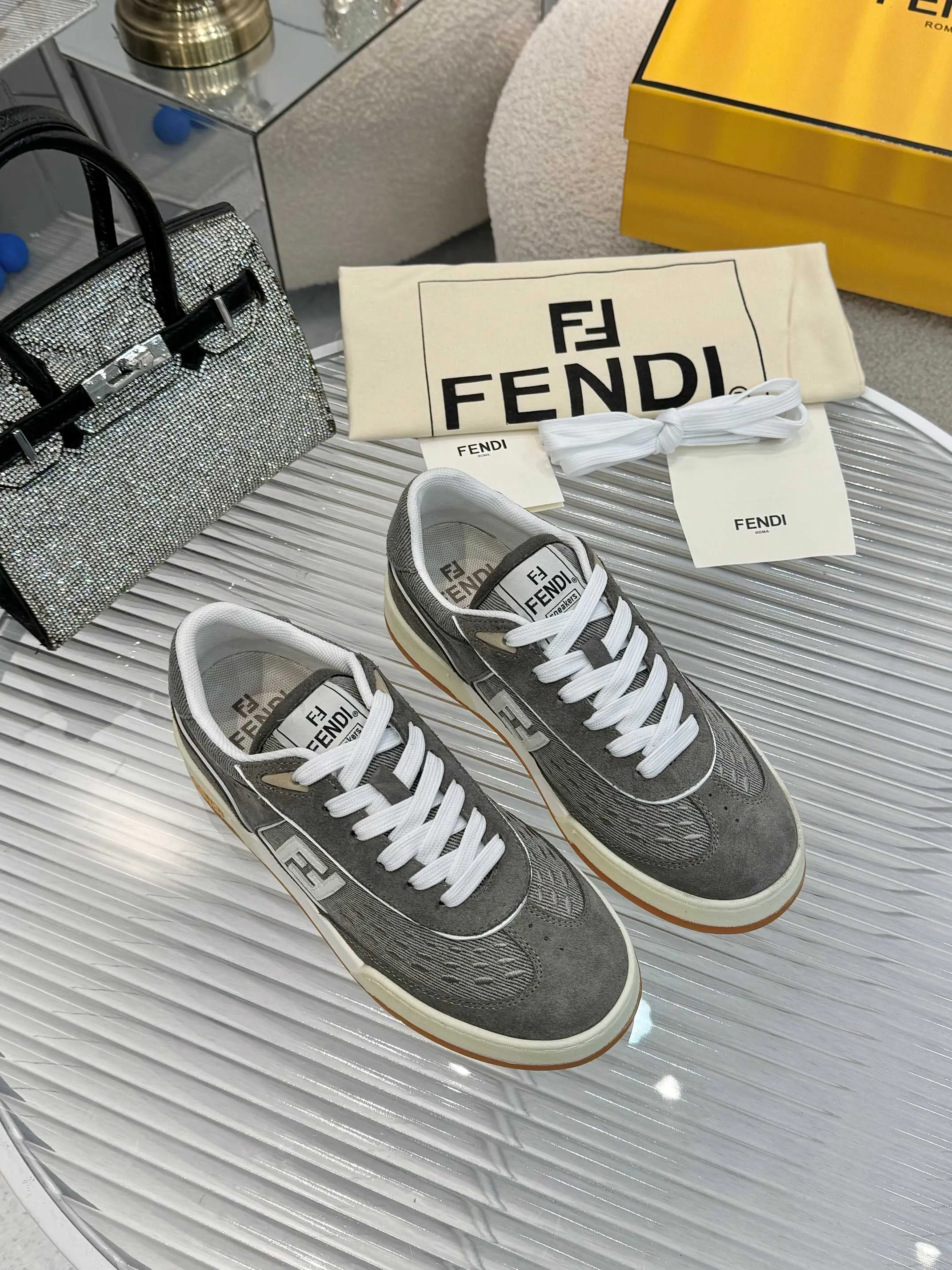p620🐮🐮New❤Top super A version💯 Fendi Fendi 2025 New Year's King Explosive Style🔥 Many💑stars have the same style FD match. Original purchase for RMB14440. One to one replica. Designer Kim Jones's first sneaker fendi match and Donkey brand Trainer basketball sneakers, fresh blood injection and FF retro design It combines fashion and super comfort. [Wise] Whoever doesn’t grab it will regret it [There are many shoe uppers on the market with different color matching and cut corners in workmanship. The color matching and craftsmanship of my shoe upper are absolutely the same as the genuine products at the counter. Welcome to compare. Feet: Mesh injection molding pads 🎯 Soles: Please look for the original molded multi-color TPU outsole (❌ non-rubber sole) 🎯 Size: Female 35-41 Male 38-45 🎯 Packaging: Original 1:1 matching high-end packaging 🎁